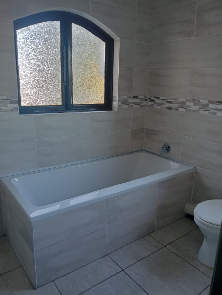 5 Bedroom Property for Sale in Paradise Beach Eastern Cape